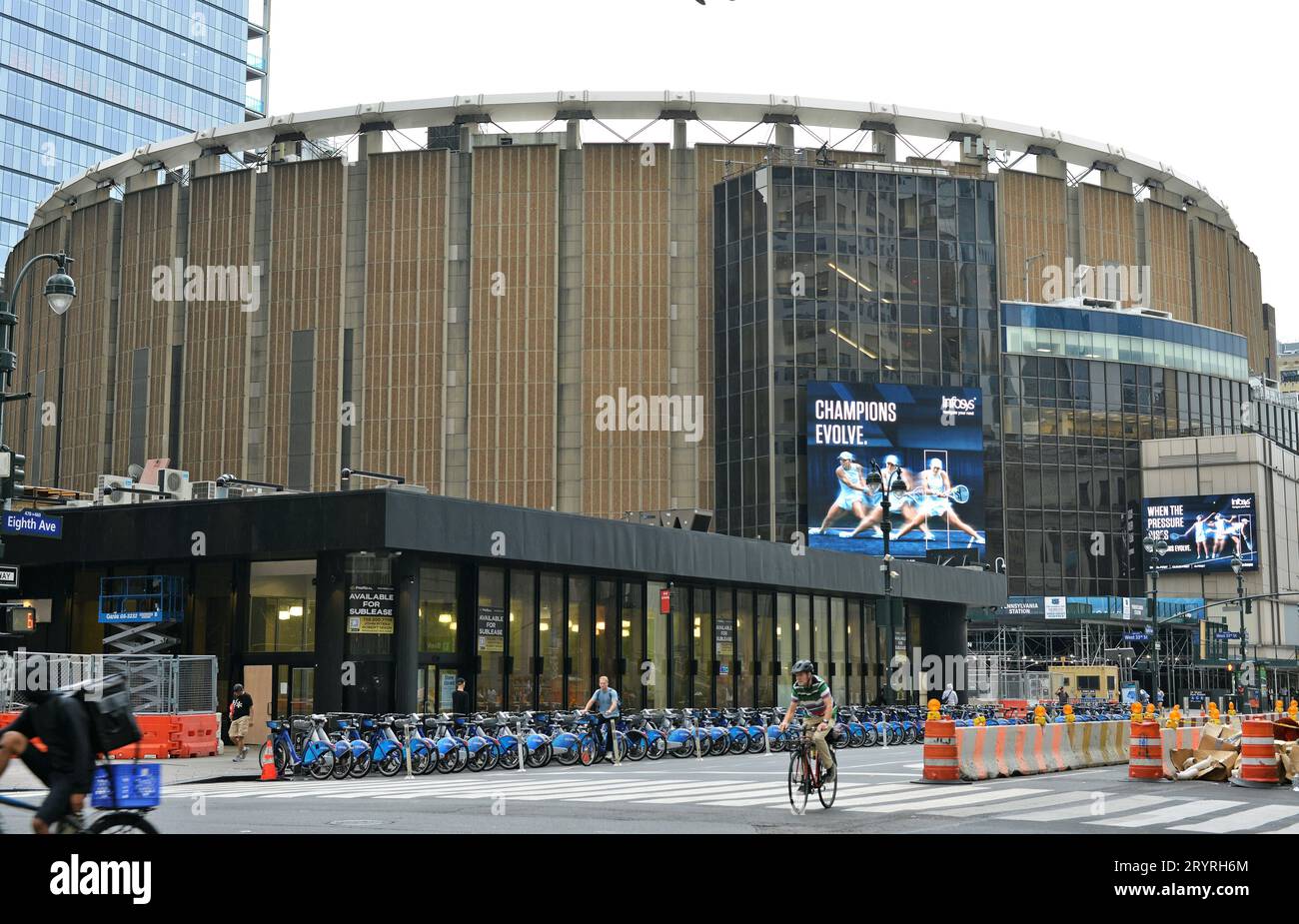 Madison square garden exterior hi-res stock photography and images - Alamy
