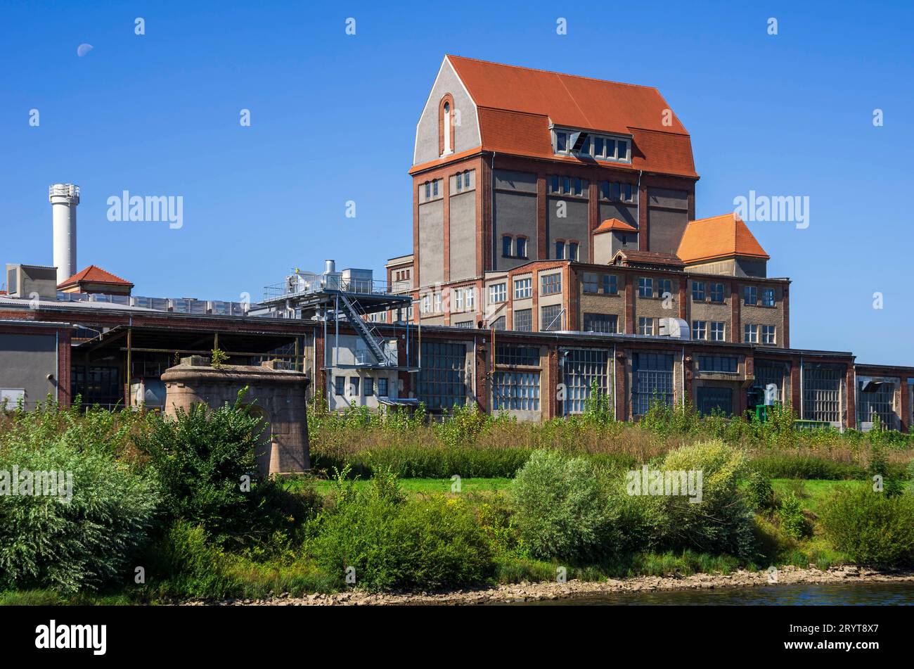 Heidenau, Sachsen, Deutschland Alte Industrieanlage am Elbufer in Heidenau, Sachsen, Deutschland. Old industrial plant on the banks of the river Elbe in Heidenau, Saxony, Germany. Stock Photo