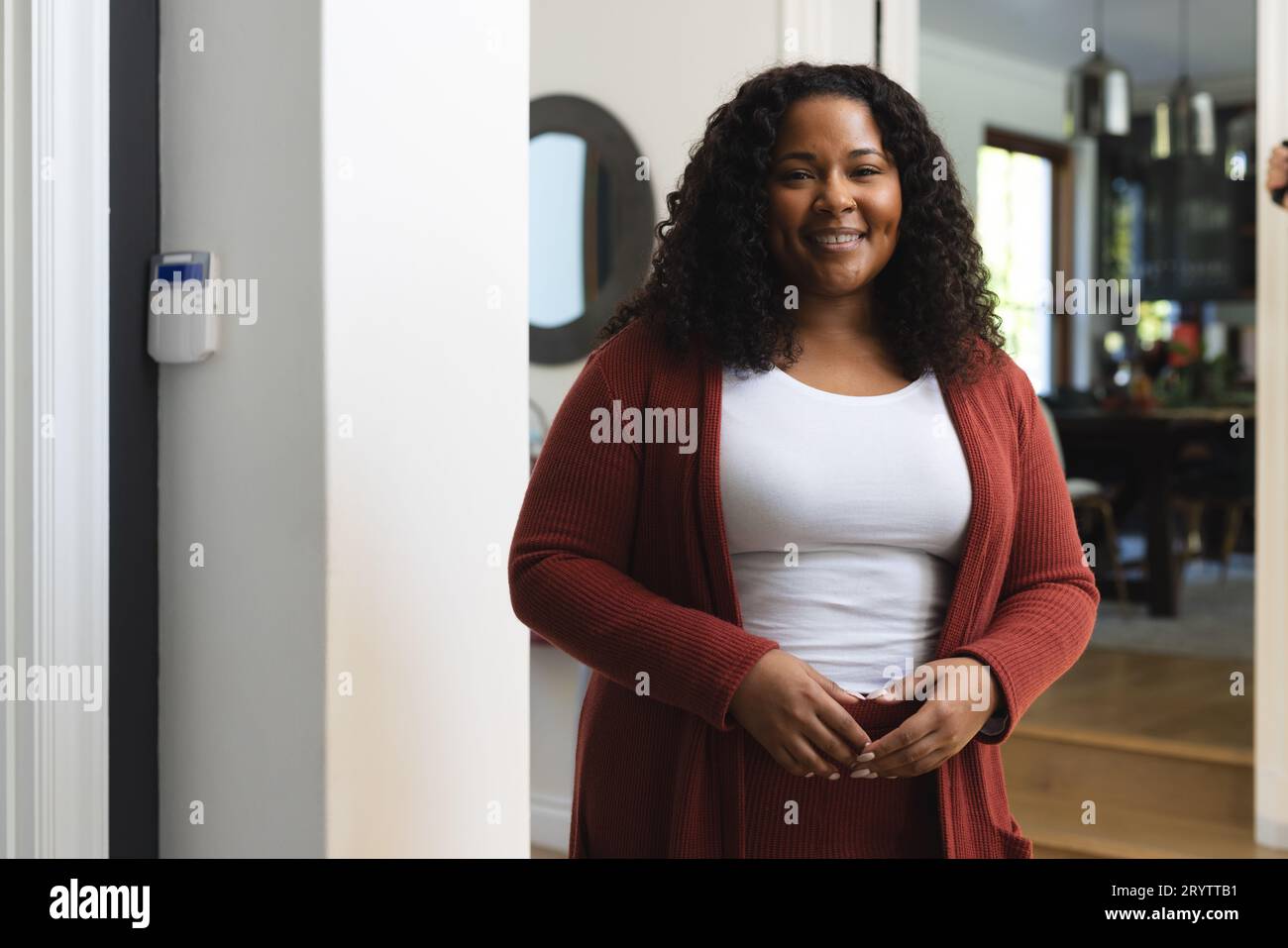 African american woman curly hi-res stock photography and images - Alamy
