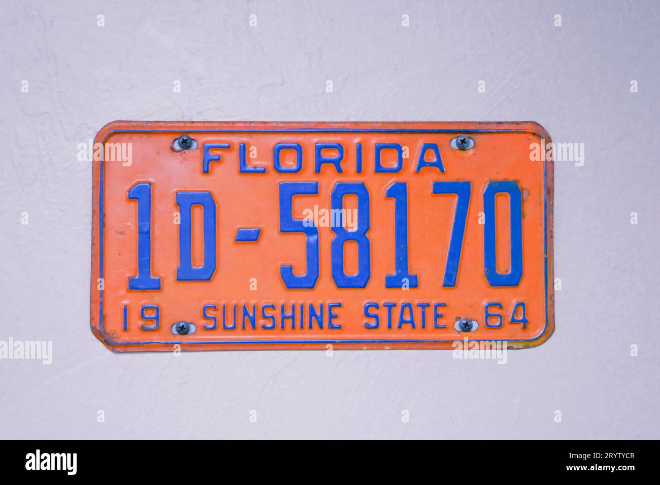 OLD FLORIDA AUTO LICENSE PLATE HANGING AS A WALL DECORATION IN A RESTAURANT IN NORTH CENTRAL FLORIDA. Stock Photo