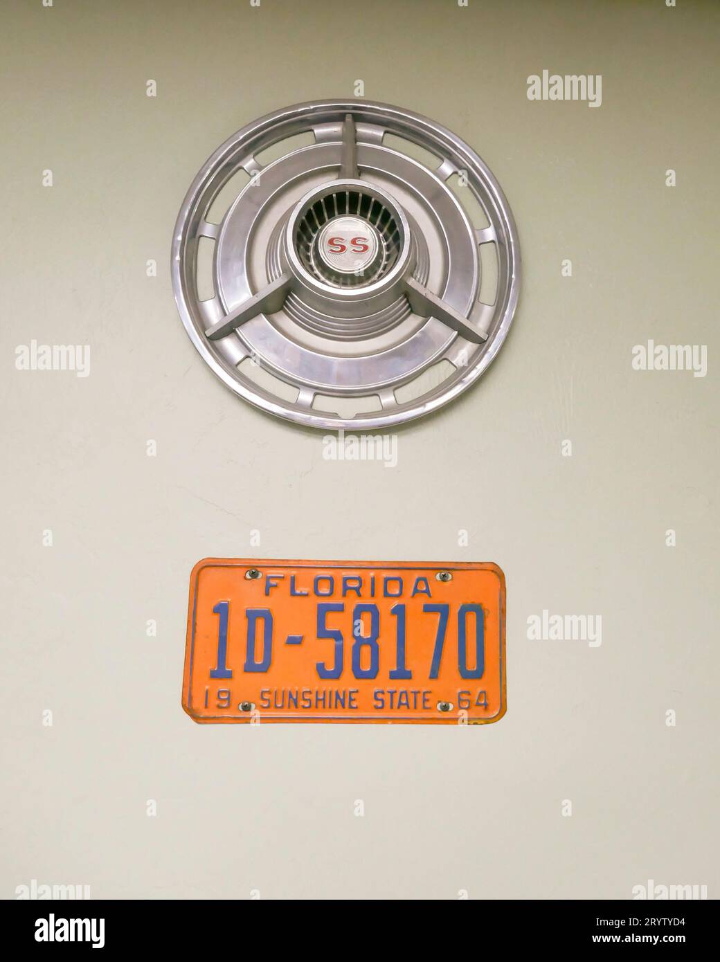 OLD FLORIDA AUTO LICENSE PLATE HANGING AS A WALL DECORATION IN A RESTAURANT IN NORTH CENTRAL FLORIDA. Stock Photo