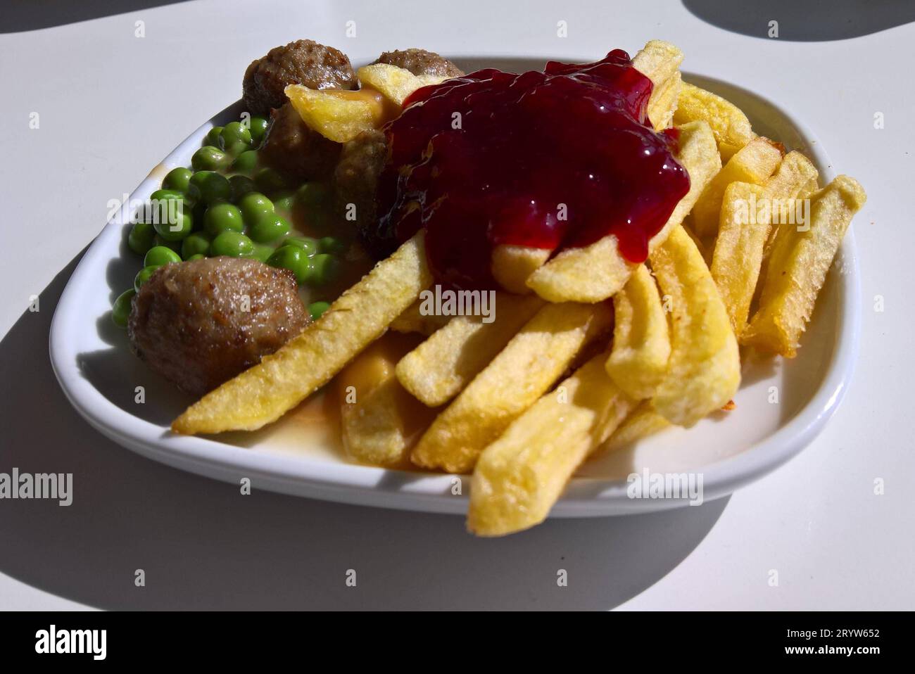 Ikea Restaurant, Köttbullar mit Pommes und Erbsen *** Ikea restaurant ...