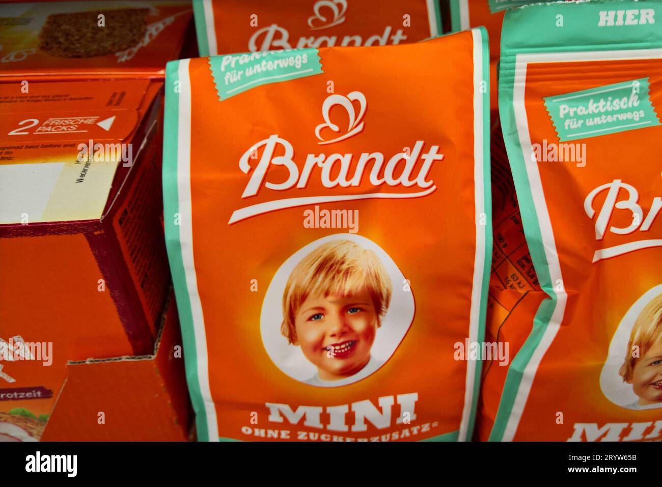 Brandt Zwieback. Die Brandt Zwieback-Schokoladen GmbH und Co KG mit Sitz in  Hagen ist ein Zwieback-Hersteller *** Brandt Zwieback Brandt Zwieback  Schokoladen GmbH und Co KG, based in Hagen, is a rusk, image size:1300x956