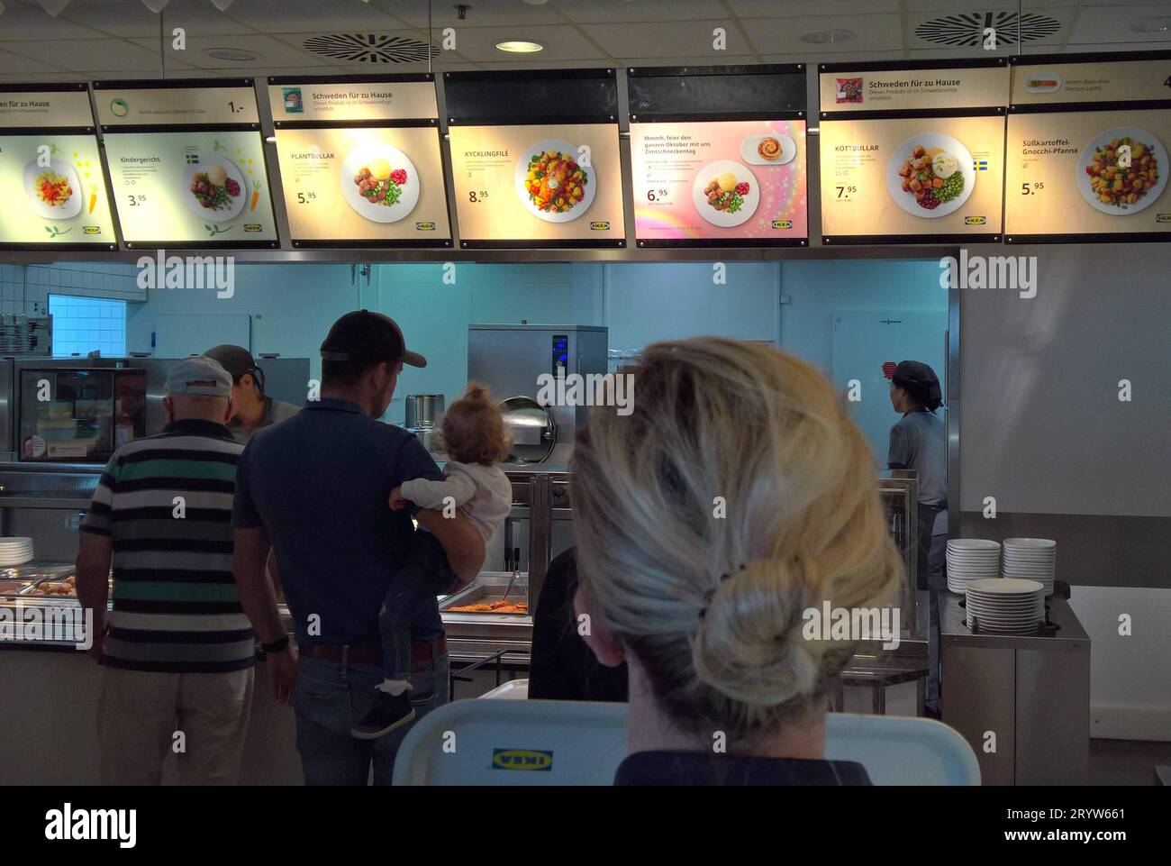 Ikea Restaurant. Warteschlange an der Theke. Selbstbedienung *** Ikea