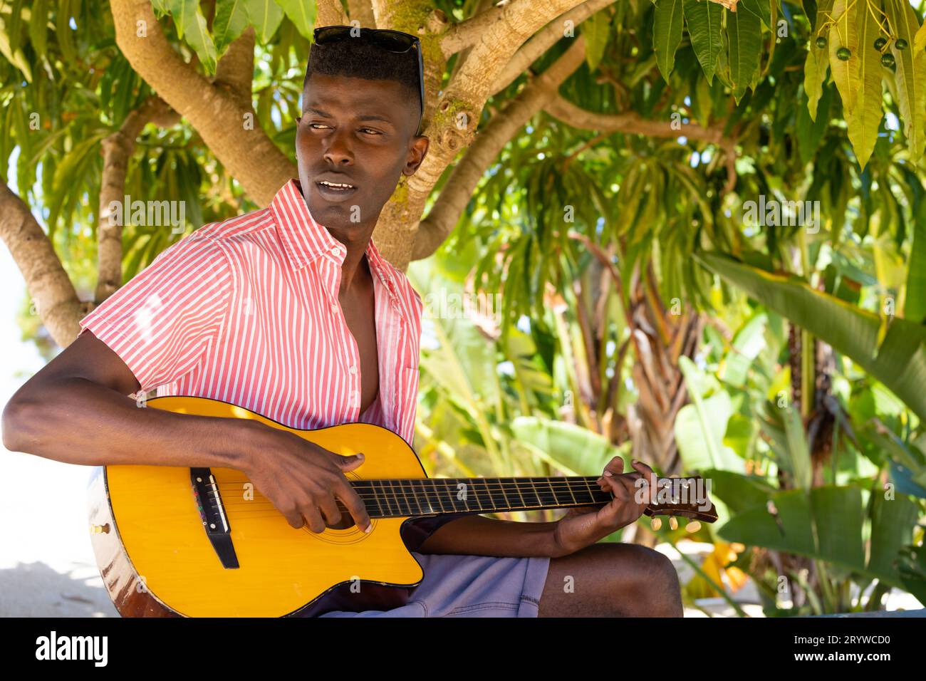 Man sitting under shade tree hi-res stock photography and images - Alamy