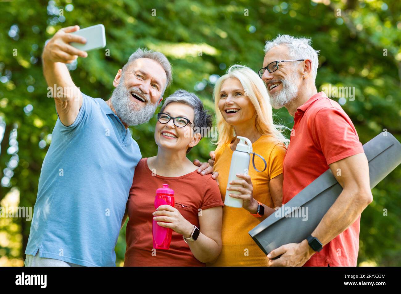 Nature selfie senior friends hi-res stock photography and images - Alamy