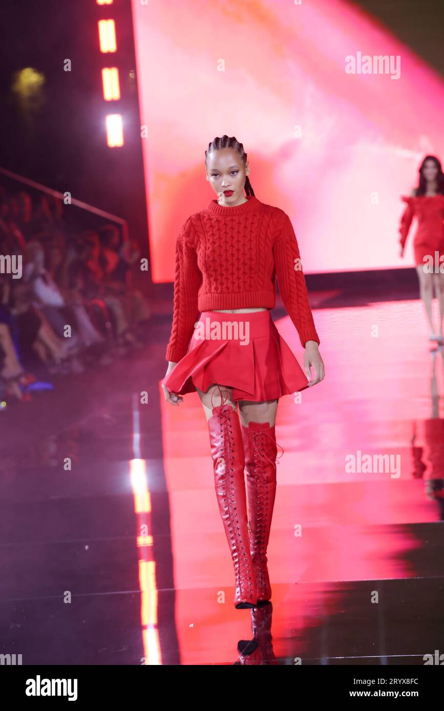 Katherine Langford walks the runway during the L'Oreal Womenswear  Spring/Summer 2023 show as part of Paris Fashion Week in Paris, France on  October 02, 2022. Photo by Aurore Marechal/ABACAPRESS.COM Stock Photo 