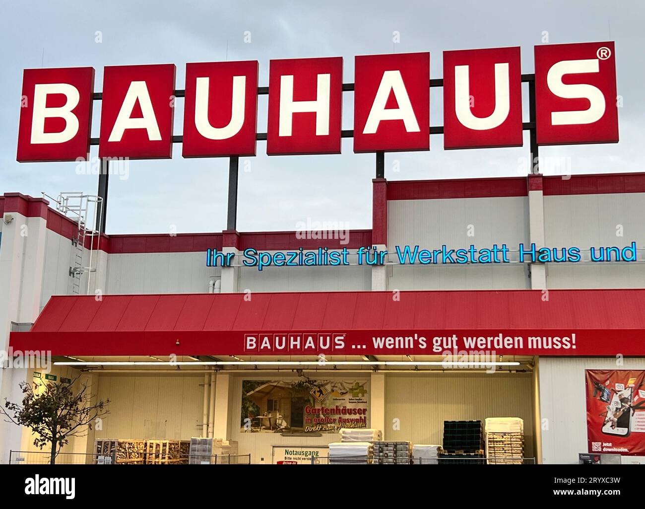 Eingang Baumarkt BAUHAUS *** Entrance DIY store BAUHAUS Copyright