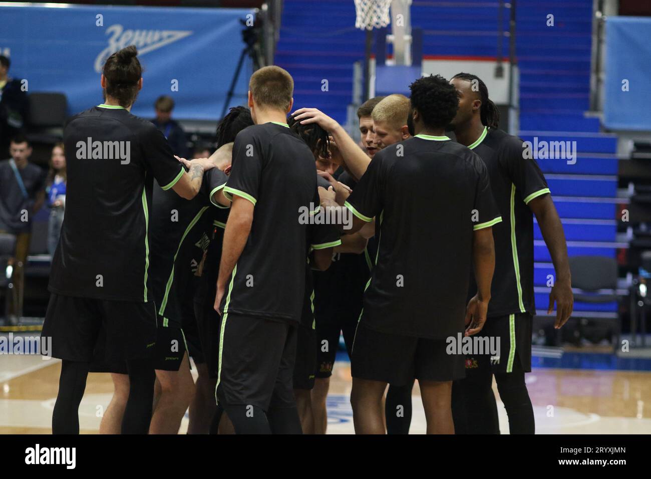 Rus porno xotini soradi va telefonda gaplashadi