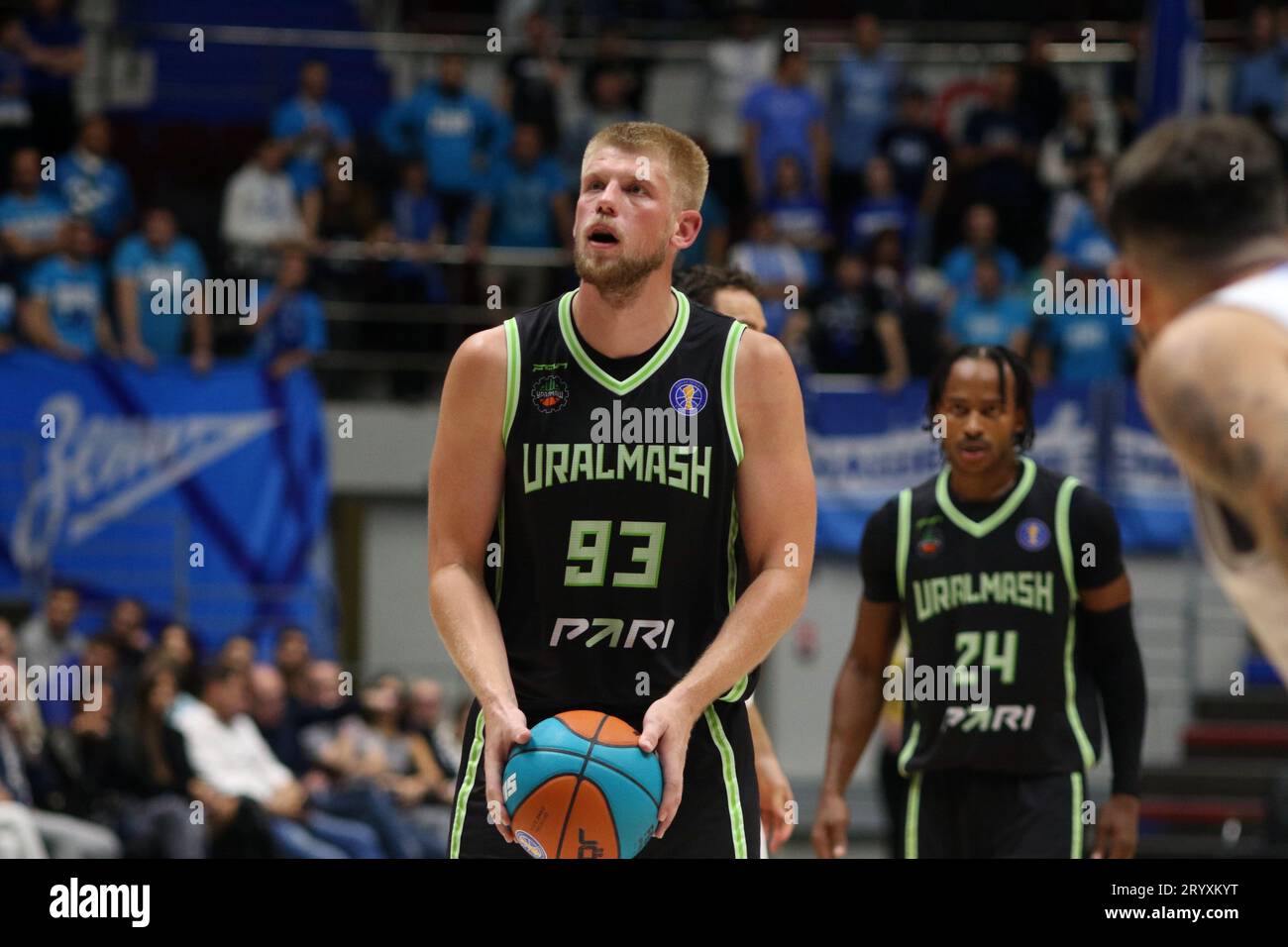 Pubik qismida D belgisi bolgan porno model. Paypoqda katta etuk eshaklar bilan porno