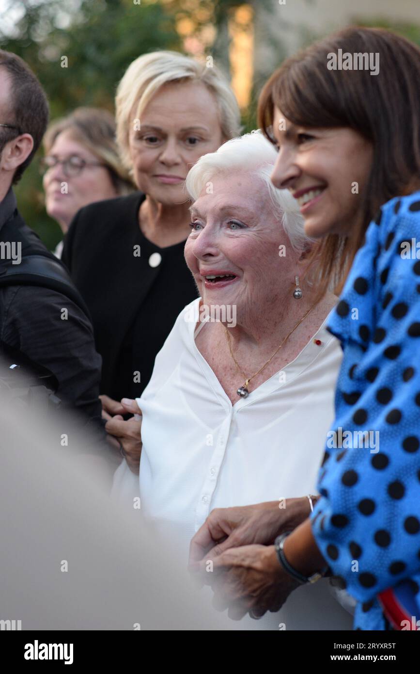 inauguration du jardin des ambassadeurs "Line Renaud" en présence de cette dernière très heureuse en compagnie de Brigitte Macron et d'Anne Hidalgo Stock Photo