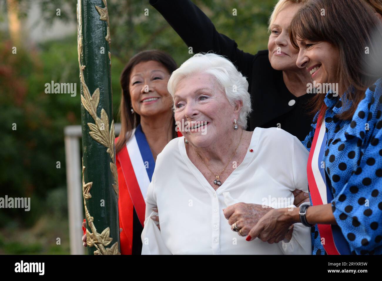 inauguration du jardin des ambassadeurs 'Line Renaud' en présence de cette dernière très heureuse en compagnie de Brigitte Macron et d'Anne Hidalgo Stock Photo