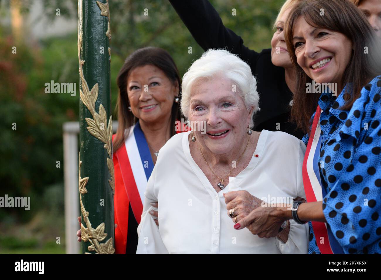 inauguration du jardin des ambassadeurs 'Line Renaud' en présence de cette dernière très heureuse en compagnie de Brigitte Macron et d'Anne Hidalgo Stock Photo