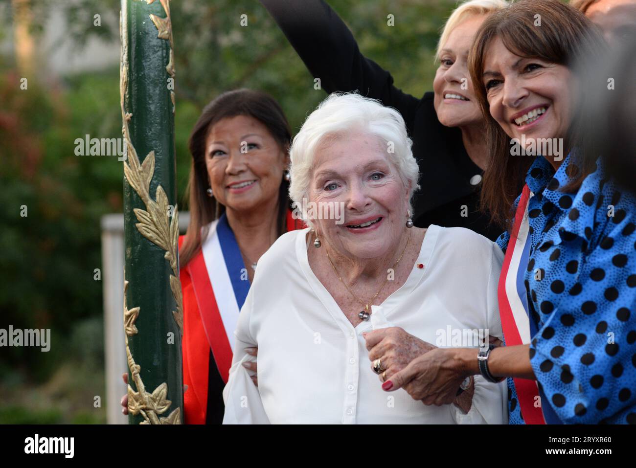 inauguration du jardin des ambassadeurs 'Line Renaud' en présence de cette dernière très heureuse en compagnie de Brigitte Macron et d'Anne Hidalgo Stock Photo