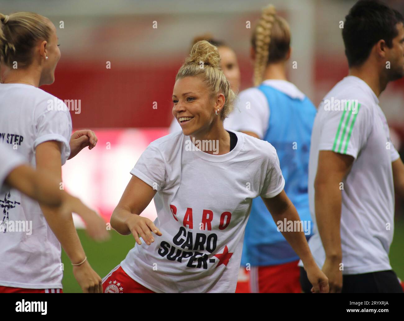 Linda dallmann fc bayern münchen beim aufwärmen hi-res stock ...