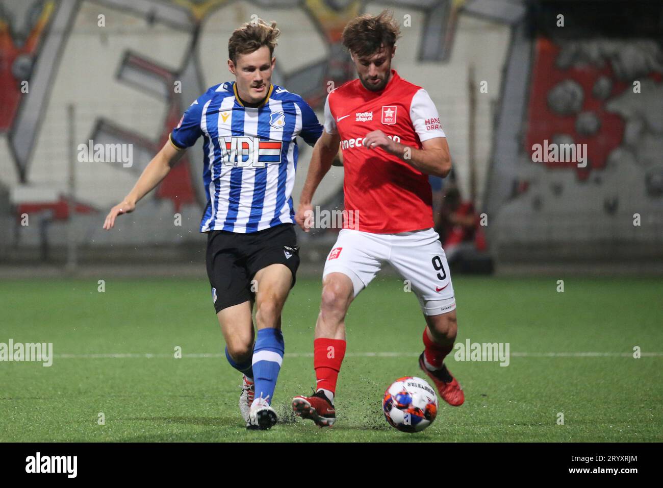 Maastricht, Niederlande. 02nd Oct, 2023. Maastricht, Niederlande 02. Oktober 2023: Keuken Kampioen Divisie - 2023/2024 - MVV Maastricht vs. FC Eindhoven Im Bild: v. li. im Zweikampf Luuk Wouters (FC Eindhoven) und Mart Remans (MVV Maastricht) Credit: dpa/Alamy Live News Stock Photo