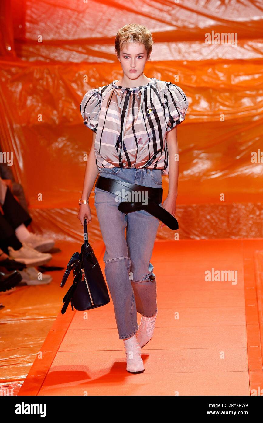 Hyein Attending Louis Vuitton Womenswear Fall Editorial Stock