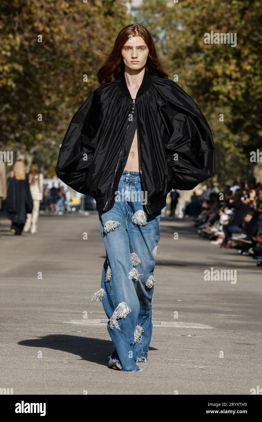 STELLA McCARTNEY Spring/Summer 2024 Runway during Paris Fashion Week ...