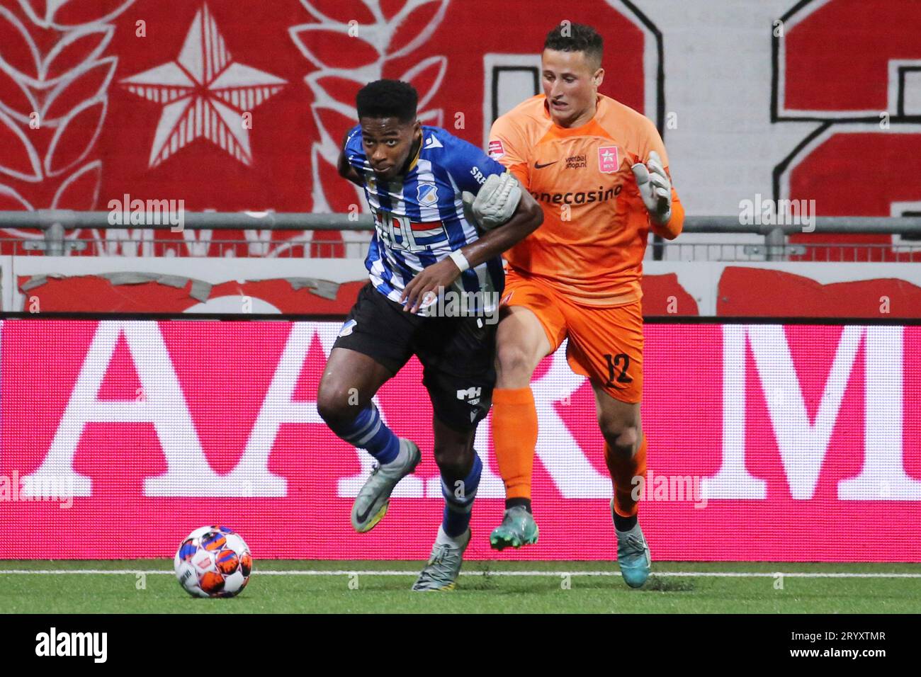 Maastricht, Niederlande. 02nd Oct, 2023. Maastricht, Niederlande 02. Oktober 2023: Keuken Kampioen Divisie - 2023/2024 - MVV Maastricht vs. FC Eindhoven Im Bild: v. li. im Zweikampf Collin Seedorf (FC Eindhoven) und Torhueter Romain Matthys (MVV Maastricht) Credit: dpa/Alamy Live News Stock Photo