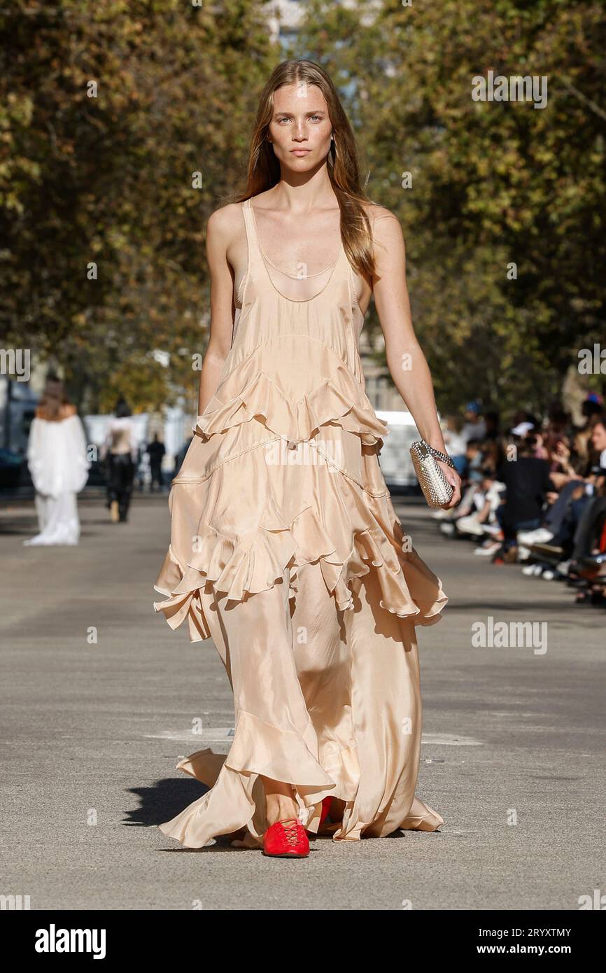 STELLA McCARTNEY Spring/Summer 2024 Runway during Paris Fashion Week ...