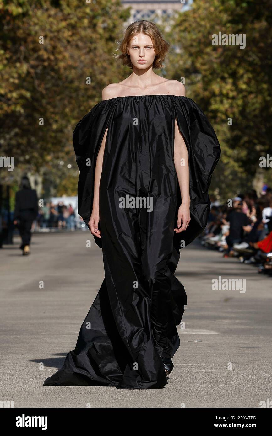 STELLA McCARTNEY Spring/Summer 2024 Runway during Paris Fashion Week ...