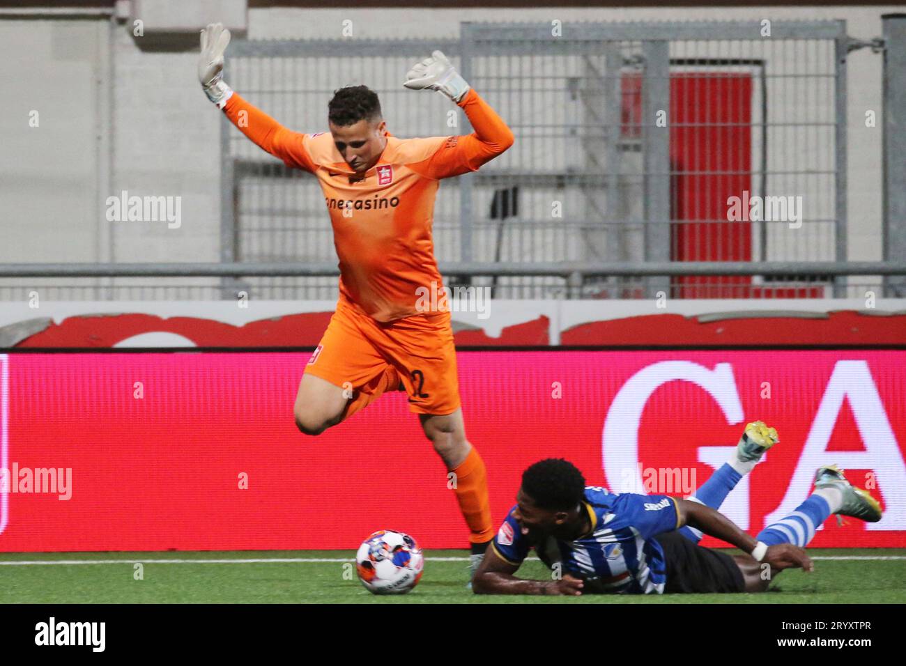 Maastricht, Niederlande. 02nd Oct, 2023. Maastricht, Niederlande 02. Oktober 2023: Keuken Kampioen Divisie - 2023/2024 - MVV Maastricht vs. FC Eindhoven Im Bild: v. li. im Zweikampf Torhueter Romain Matthys (MVV Maastricht) und Collin Seedorf (FC Eindhoven) Credit: dpa/Alamy Live News Stock Photo