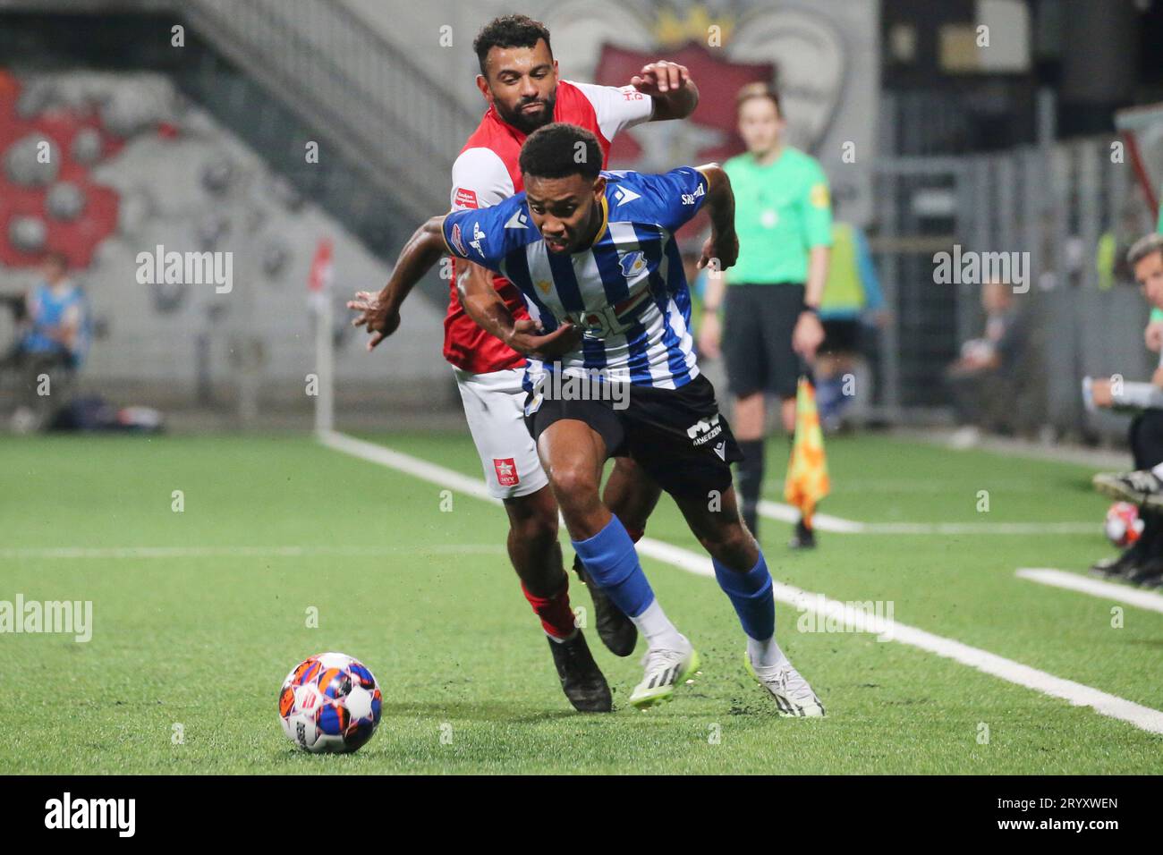 Maastricht, Niederlande. 02nd Oct, 2023. Maastricht, Niederlande 02. Oktober 2023: Keuken Kampioen Divisie - 2023/2024 - MVV Maastricht vs. FC Eindhoven Im Bild: v. li. im Zweikampf Collin Seedorf (FC Eindhoven) und Leroy Labylle (MVV Maastricht) Credit: dpa/Alamy Live News Stock Photo