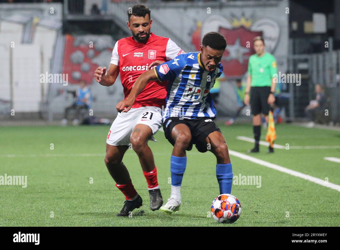 Maastricht, Niederlande. 02nd Oct, 2023. Maastricht, Niederlande 02. Oktober 2023: Keuken Kampioen Divisie - 2023/2024 - MVV Maastricht vs. FC Eindhoven Im Bild: v. li. im Zweikampf Leroy Labylle (MVV Maastricht)und Collin Seedorf (FC Eindhoven) Credit: dpa/Alamy Live News Stock Photo