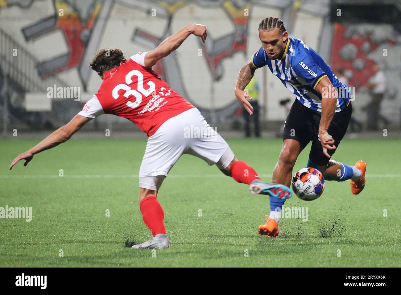 Maastricht, Niederlande. 02nd Oct, 2023. Maastricht, Niederlande 02. Oktober 2023: Keuken Kampioen Divisie - 2023/2024 - MVV Maastricht vs. FC Eindhoven Im Bild: v. li. im Zweikampf Tim Zeegers (MVV Maastricht) und Justin Ogenia (FC Eindhoven) Credit: dpa/Alamy Live News Stock Photo