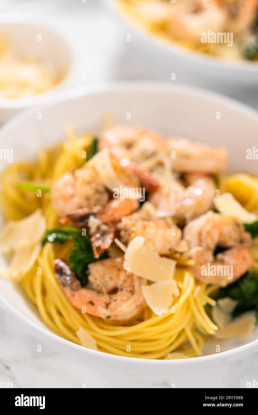 Garlic Shrimp Pasta with Spinach Stock Photo - Alamy