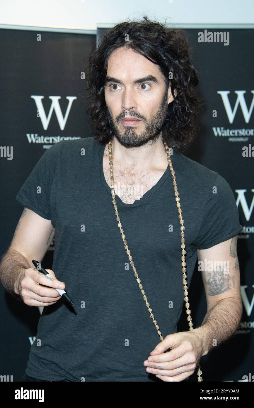 London, UK. 05 Dec, 2014. Comedian Russell Brand signs copies of his books 'Revolution' and 'The Pied Piper Of Hamelin' at Waterstones Piccadilly. Cre Stock Photo