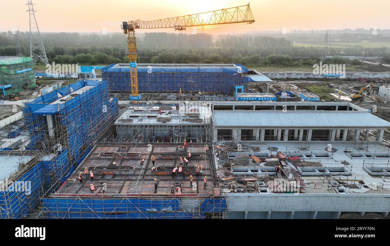 XUZHOU, CHINA - OCTOBER 1, 2023 - At the water plant construction site, builders carry out steel binding construction, October 1, 2023, Xuzhou City, J Stock Photo