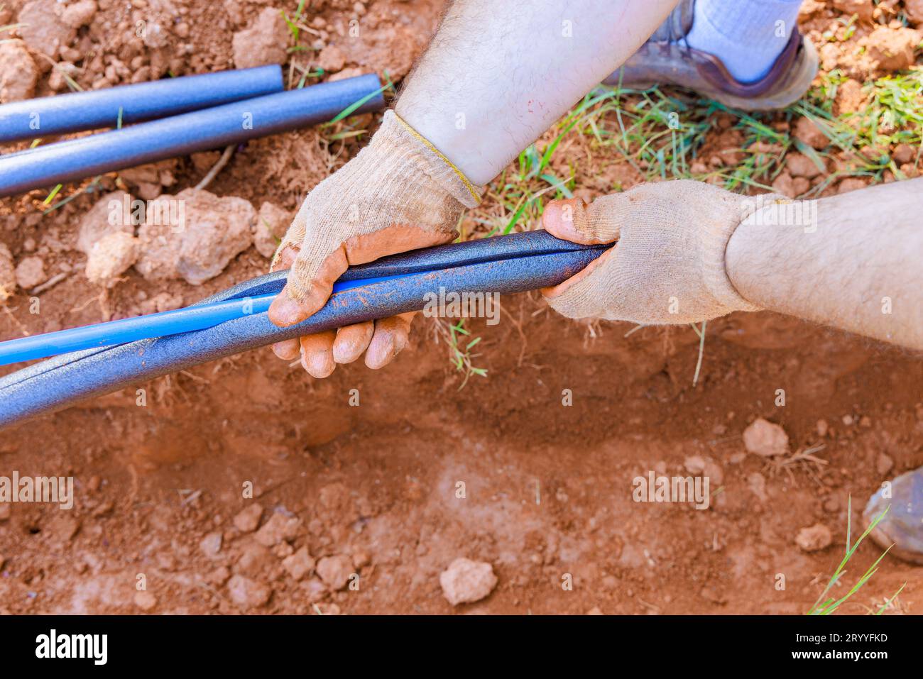 Applying PE foam for thermal insulation of underground PVC water pipes