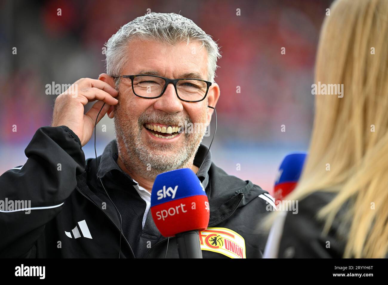 SKY presenter sports presenter Britta Hofmann, portrait, with microphone, mike, logo, in interview with coach coach Urs fisherman 1. FC Union Berlin Stock Photo