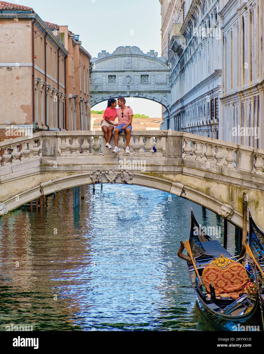 Venice gondola gondolier couple hi-res stock photography and images - Page  3 - Alamy