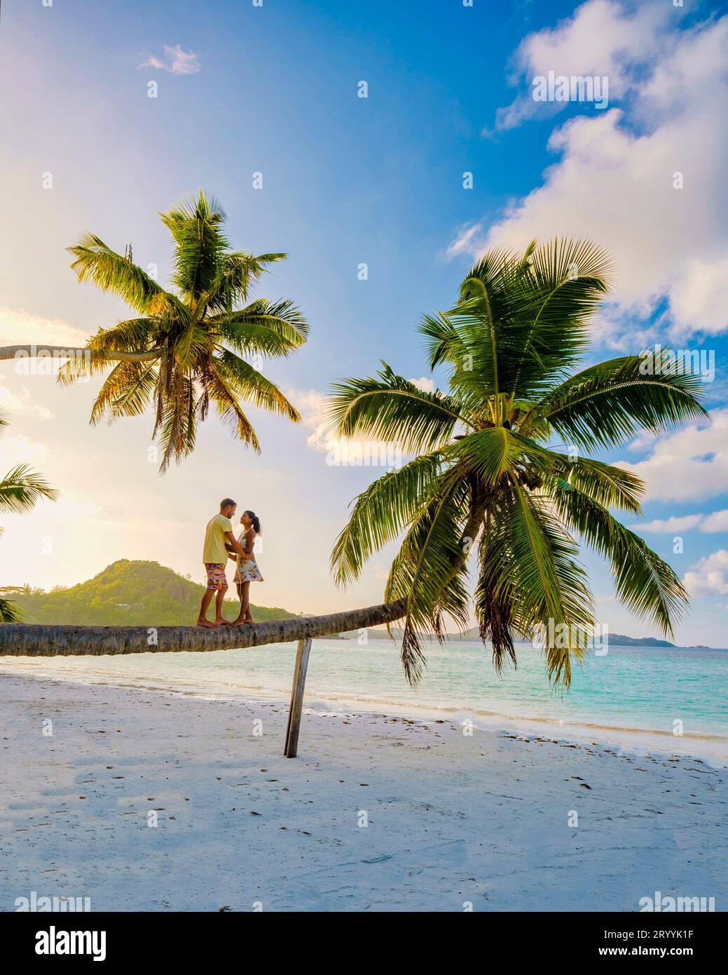 Extraordinary Picture Of Couple On Beach Images
