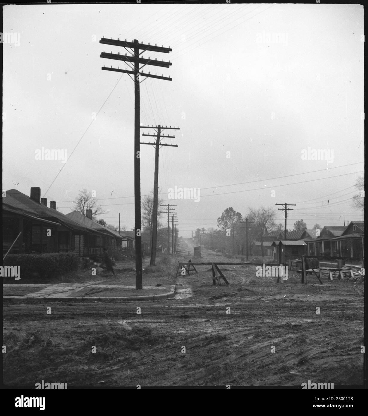 Birmingham, Alabama, USA. circa 1937 Houses on an unpaved road. Archive Photograph in 1930s by Annemarie Schwarzenbach of depression America Stock Photo