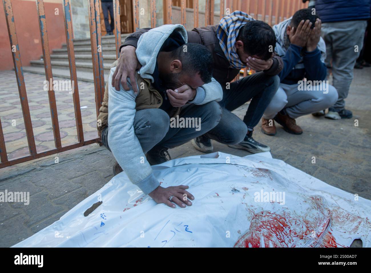 Mourners pray during the funeral of Palestinians killed in Israeli airstrikes, amid the Israel-Hamas conflict, at Nasser hospital in Khan Younis, southern Gaza Strip, December 23, 2024 Stock Photo