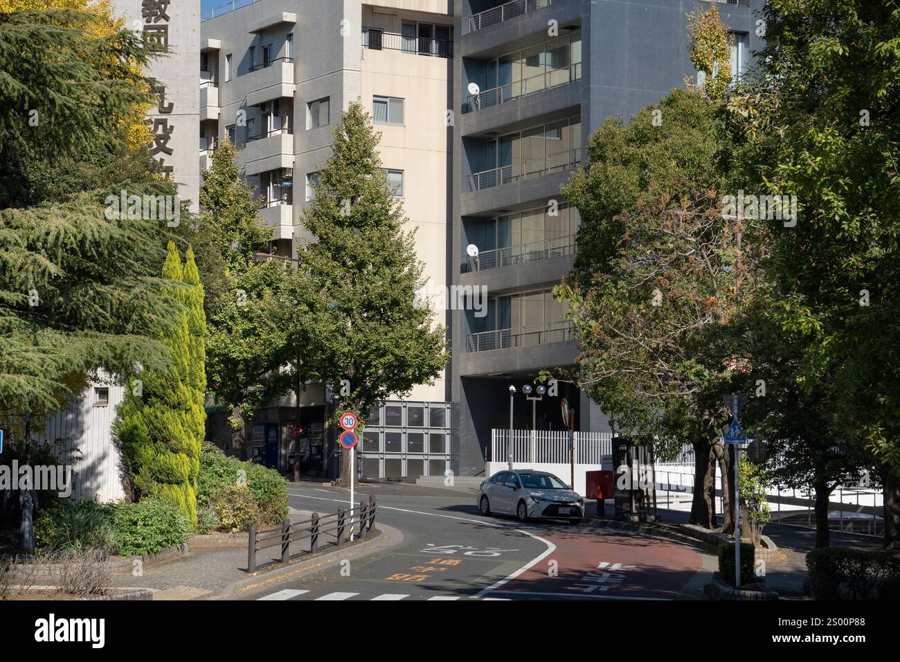 Small streets In Tokyo during the day, Japan. Streets and roads in ...