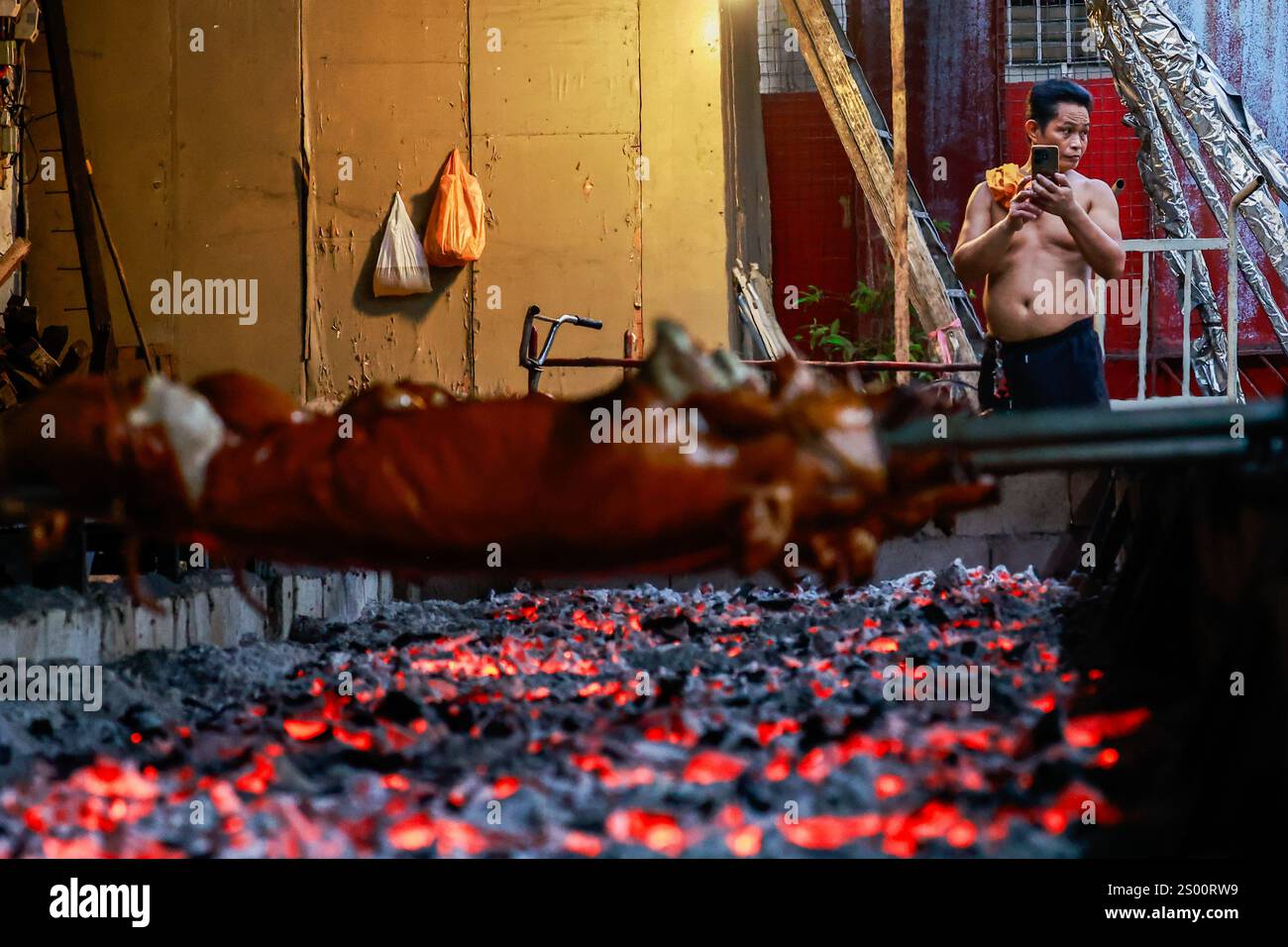 Metro Manila, Metro Manila, Philippines. 23rd Dec, 2024. A worker ...