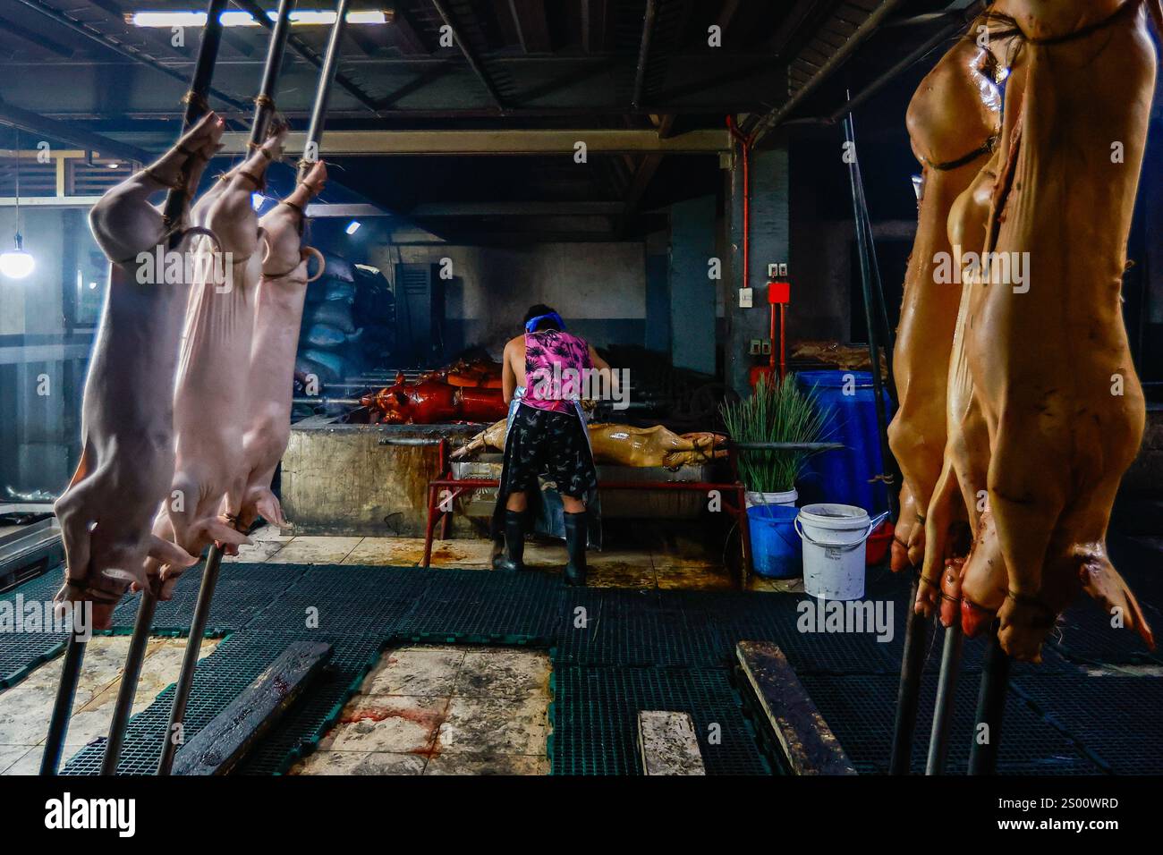 Metro Manila, Metro Manila, Philippines. 23rd Dec, 2024. A worker ...