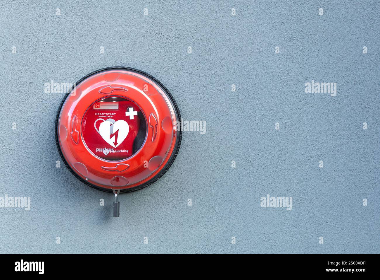 Utrecht, the Netherlands. 26 October 2024. Red AED heartstart defibrillator mounted on the wall. An AED, or automated external defibrillator, is used Stock Photo
