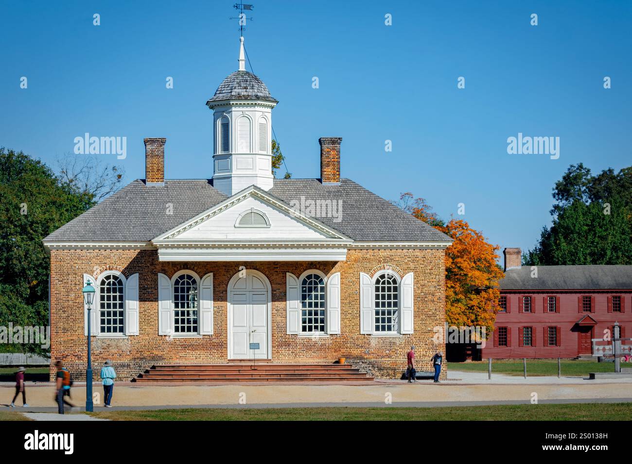 Tourists view the old brick courthouse, built in 1771, still standing in the colonial historic district at Williamsburg, Virginia. Stock Photo