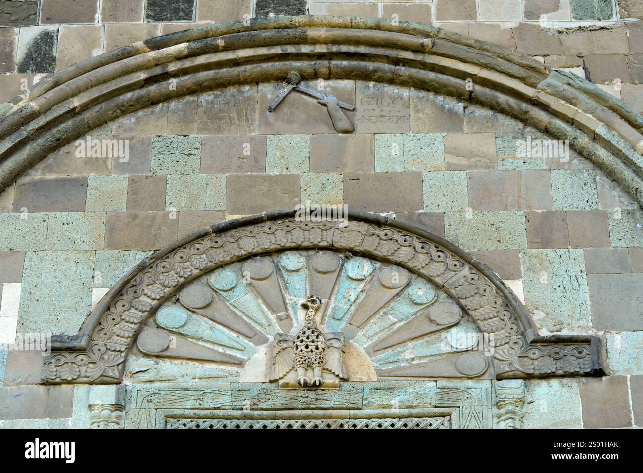 Swetizchoweli-Kathedrale, bauplastischer Schmuck der Nordfassade mit der symbolischen Darstellung der Hand des Architekten, die ein Quadrat hält, sowi Stock Photo