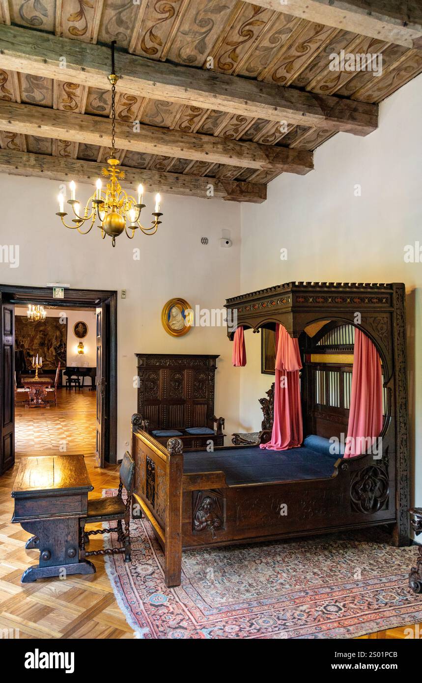 Medieval castle bedroom hi-res stock photography and images - Alamy