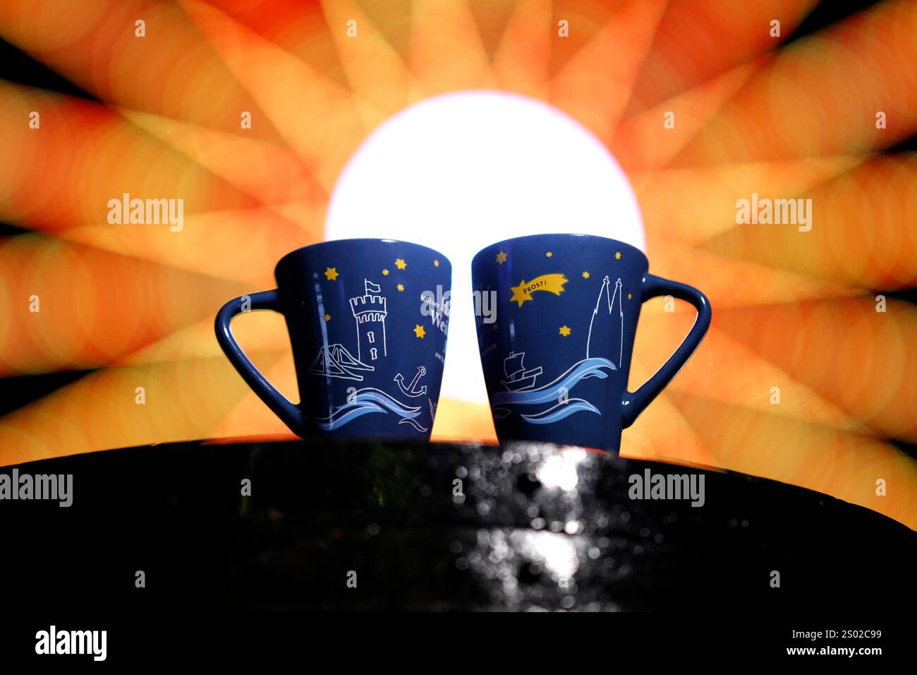 Tassen mit Glühwein stehen am Kölner Hafenweihnachtsmarkt vor einem