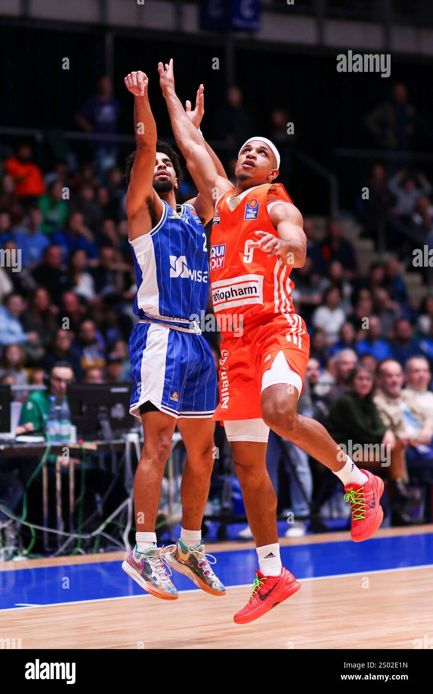 Frankfurt Am Main, Deutschland. 23rd Dec, 2024. Trey Calvin (Frankfurt Skyliners #2) f?r drei Punkte gegen Alfonso Plummer (ratiopharm Ulm #9), beide schauen dem Ball nach Spiel der easycredit BBL am 1.Spieltag zwischen den Frankfurt Skyliners und den Basketball L?wen Braunschweig in der S?wag Energie ARENA am 13.12.2024 Credit: dpa/Alamy Live News Stock Photo