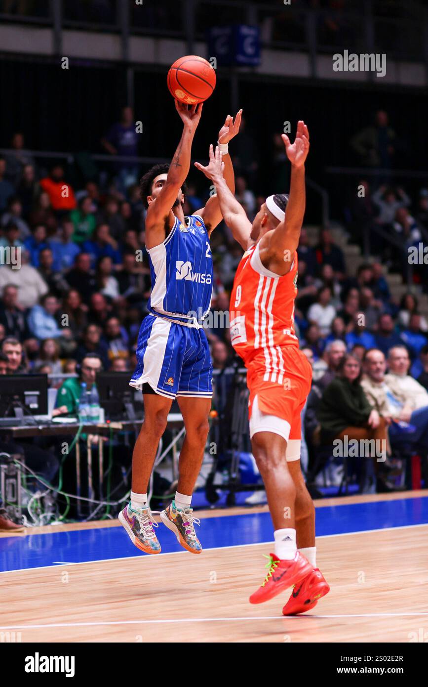 Frankfurt Am Main, Deutschland. 23rd Dec, 2024. Trey Calvin (Frankfurt Skyliners #2) f?r drei Punkte gegen Alfonso Plummer (ratiopharm Ulm #9) Spiel der easycredit BBL am 1.Spieltag zwischen den Frankfurt Skyliners und den Basketball L?wen Braunschweig in der S?wag Energie ARENA am 13.12.2024 Credit: dpa/Alamy Live News Stock Photo