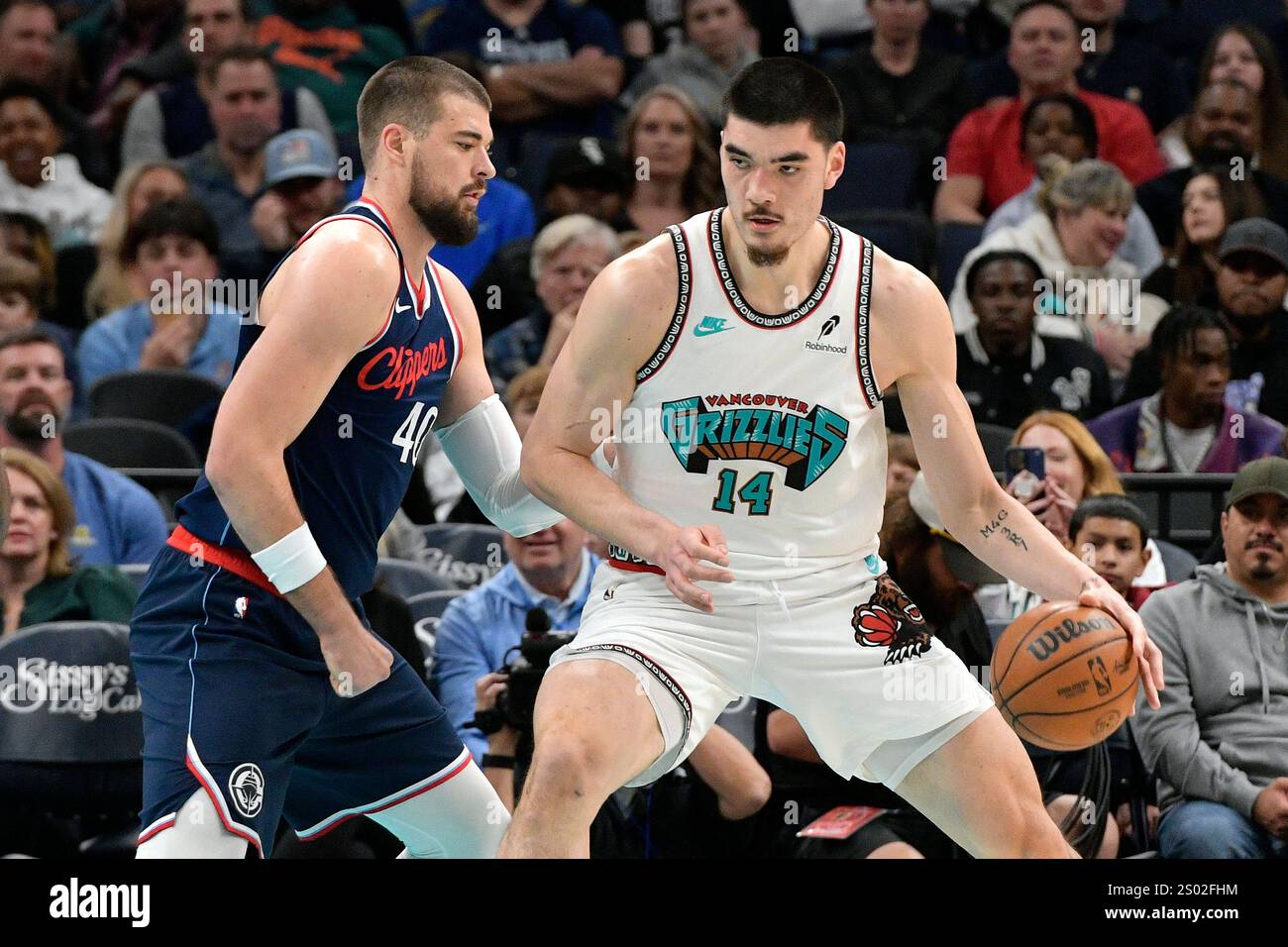 Memphis Grizzlies center Zach Edey (14) handles the ball against Los ...
