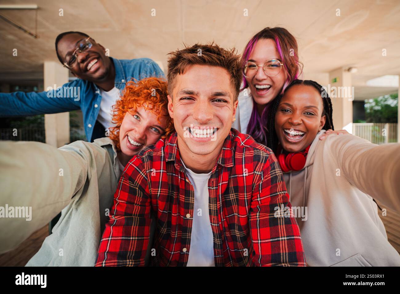 Group teenagers smiling hi-res stock photography and images - Alamy